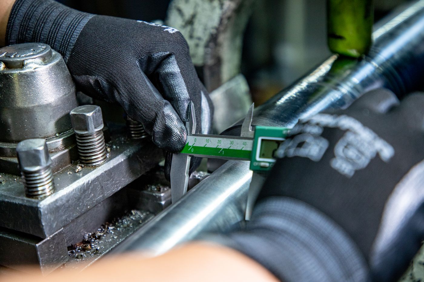 Dimensional inspection of a metal component with a caliper